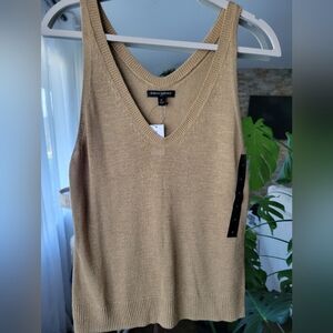 Banana Republic Gold V-Neck Sweater🍒